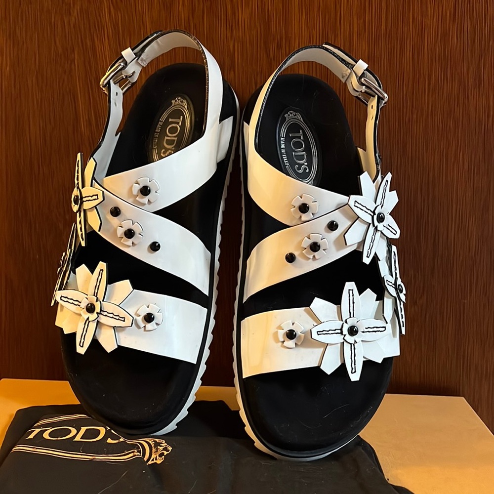 White sandals with flowers